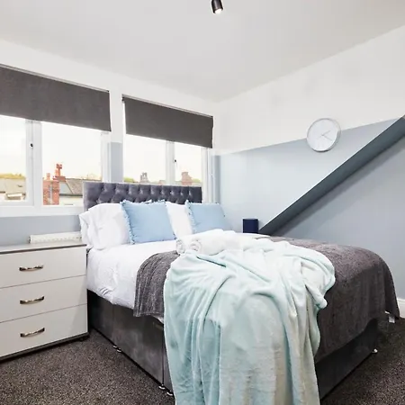 Exceptional Large House - Sleeps 8 - Parking Semesterbostad *