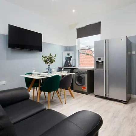 Exceptional Large House - Sleeps 8 - Parking *