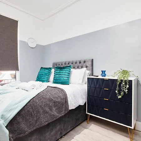 Semesterbostad Exceptional Large House - Sleeps 8 - Parking Leeds (West Yorkshire)