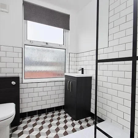 Semesterbostad Exceptional Large House - Sleeps 8 - Parking *