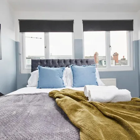 Holiday home Exceptional Large House - Sleeps 8 - Parking Leeds (West Yorkshire)