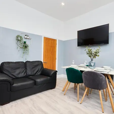 Holiday home Exceptional Large House - Sleeps 8 - Parking
