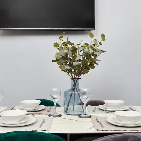 Semesterbostad Exceptional Large House - Sleeps 8 - Parking *