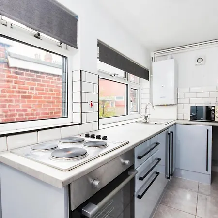 Exceptional Large House - Sleeps 8 - Parking