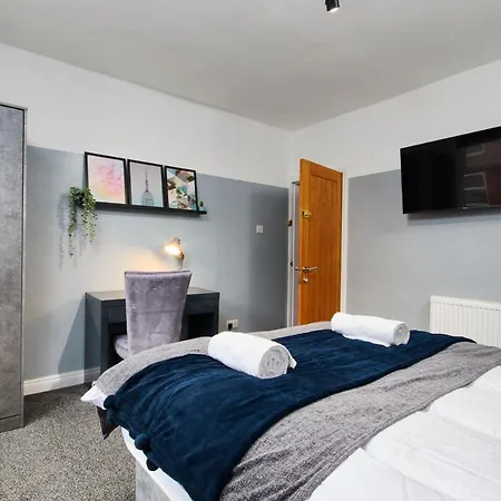 Exceptional Large House - Sleeps 8 - Parking Holiday home *
