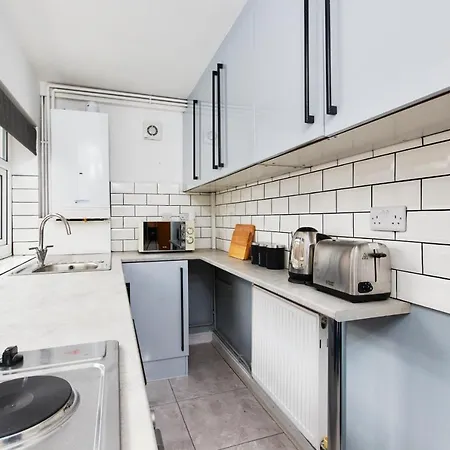 Exceptional Large House - Sleeps 8 - Parking * Leeds (West Yorkshire)