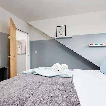 Exceptional Large House - Sleeps 8 - Parking Leeds (West Yorkshire)