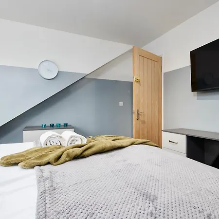 Exceptional Large House - Sleeps 8 - Parking * Leeds (West Yorkshire)