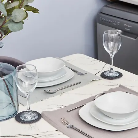 Exceptional Large House - Sleeps 8 - Parking Holiday home Leeds (West Yorkshire)