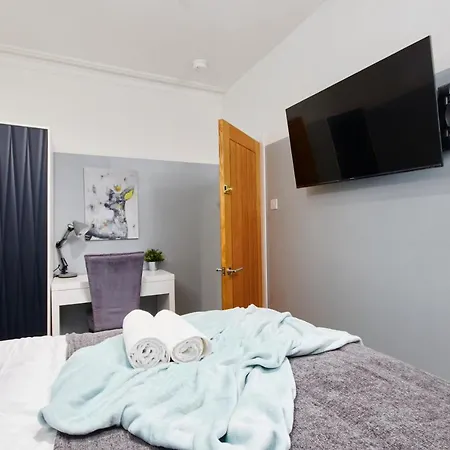 Holiday home Exceptional Large House - Sleeps 8 - Parking Leeds (West Yorkshire)