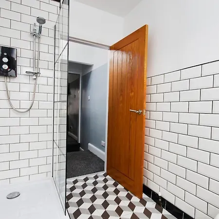 Exceptional Large House - Sleeps 8 - Parking